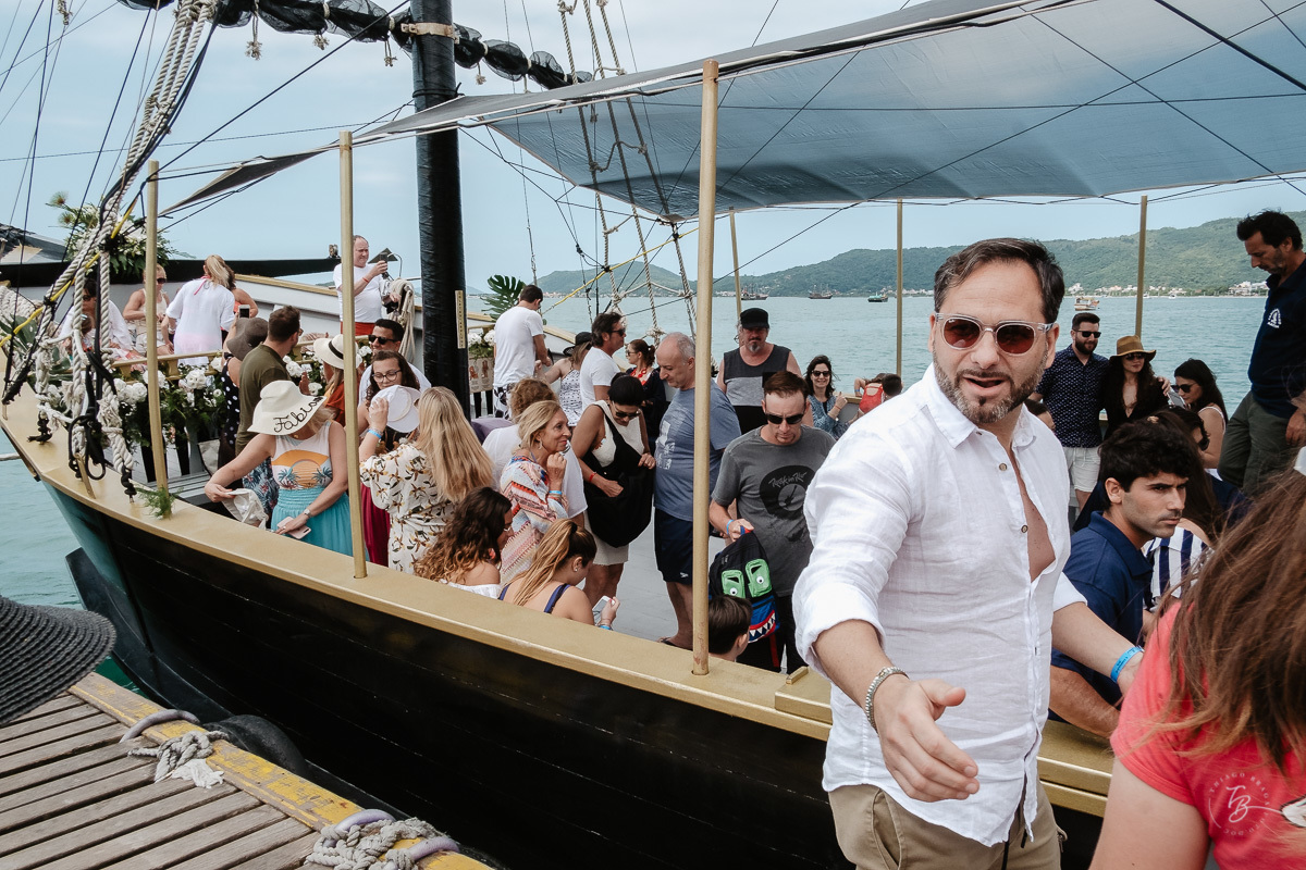 Festa de casamento, no barco Scuna Sul, em Florianópolis. Valéria e Carmelo, Florianópolis-SC.