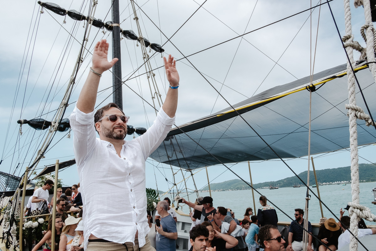 Festa de casamento, no barco Scuna Sul, em Florianópolis. Valéria e Carmelo, Florianópolis-SC.