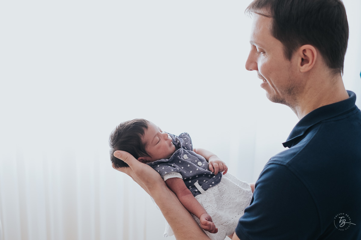 Ensaio newborn lifestyle, primeiros dias da Khloe. Fotografia de família em Florianópolis-SC.