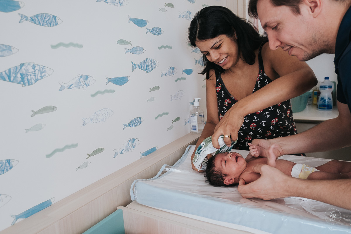 Ensaio newborn lifestyle, primeiros dias da Khloe. Fotografia de família em Florianópolis-SC.