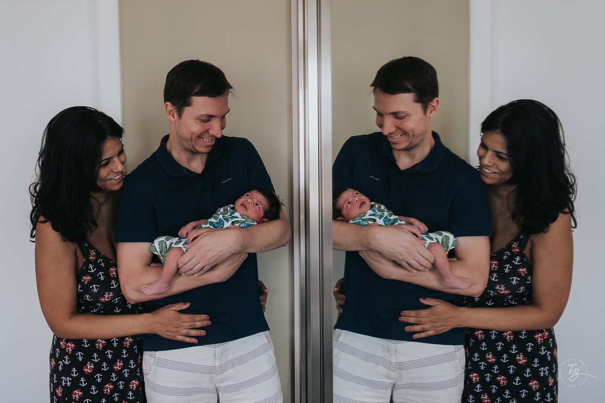 Ensaio newborn lifestyle, primeiros dias da Khloe. Fotografia de família em Florianópolis-SC.