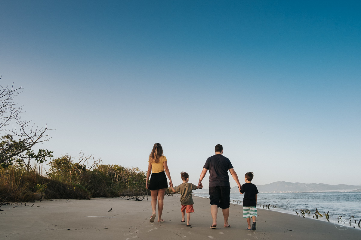 Ensaio lifestyle, fotografia da família Torrens, na praia da Daniela em Florianópolis-SC. Thiago Braga Fotografia 