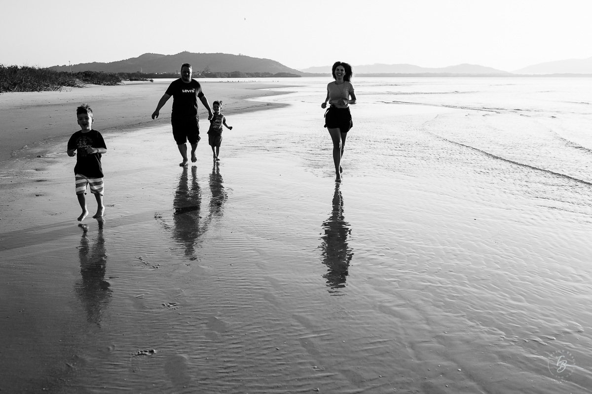 Ensaio lifestyle, fotografia da família Torrens, na praia da Daniela em Florianópolis-SC. Thiago Braga Fotografia 