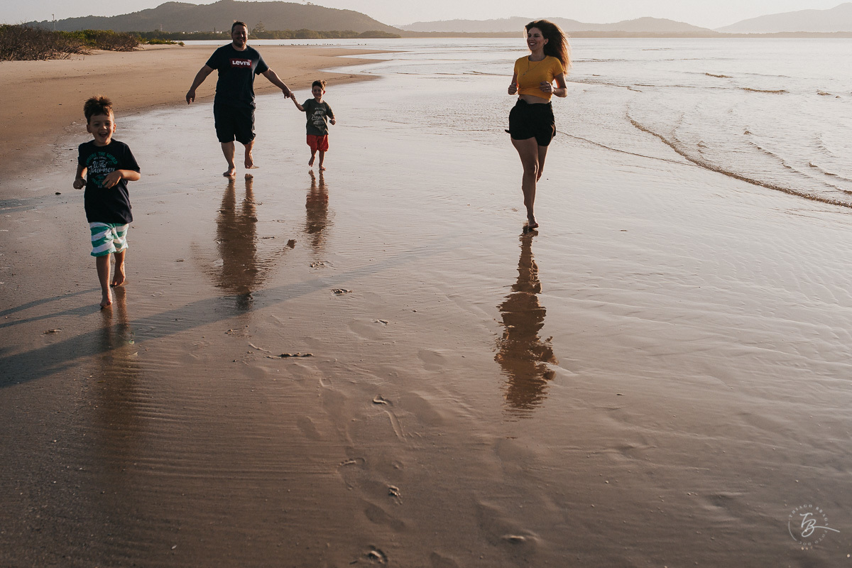 Ensaio lifestyle, fotografia da família Torrens, na praia da Daniela em Florianópolis-SC. Thiago Braga Fotografia 