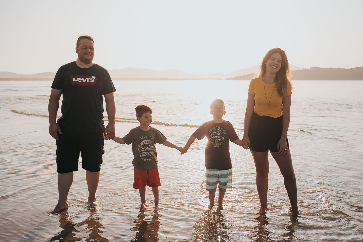 Ensaio lifestyle, fotografia da família Torrens, na praia da Daniela em Florianópolis-SC. Thiago Braga Fotografia 