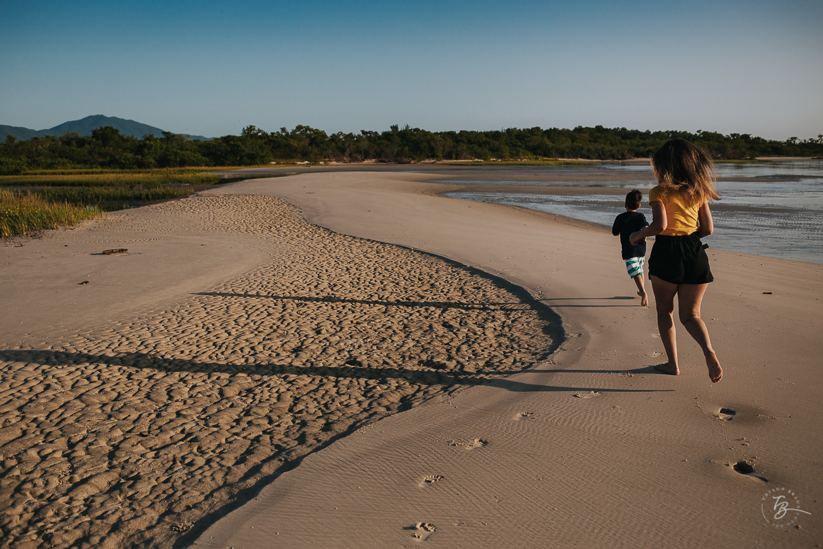 Ensaio lifestyle, fotografia da família Torrens, na praia da Daniela em Florianópolis-SC. Thiago Braga Fotografia 