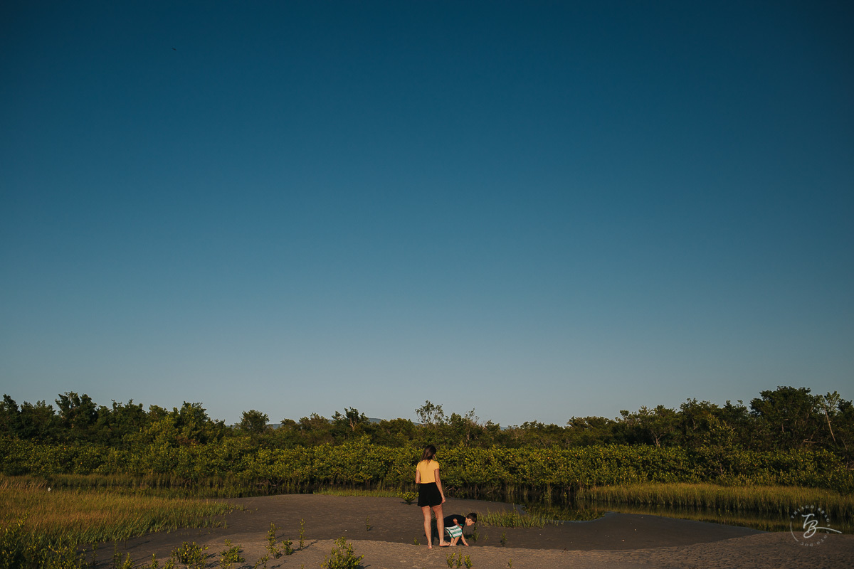 Ensaio lifestyle, fotografia da família Torrens, na praia da Daniela em Florianópolis-SC. Thiago Braga Fotografia 