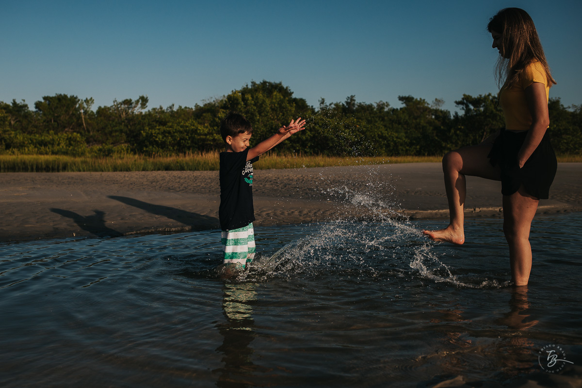 Ensaio lifestyle, fotografia da família Torrens, na praia da Daniela em Florianópolis-SC. Thiago Braga Fotografia 