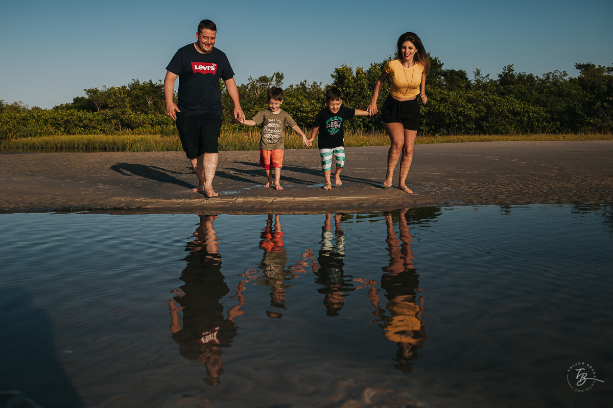 Ensaio lifestyle, fotografia da família Torrens, na praia da Daniela em Florianópolis-SC. Thiago Braga Fotografia 