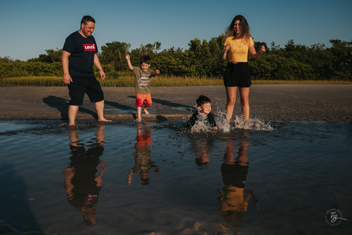 Ensaio lifestyle, fotografia da família Torrens, na praia da Daniela em Florianópolis-SC. Thiago Braga Fotografia 