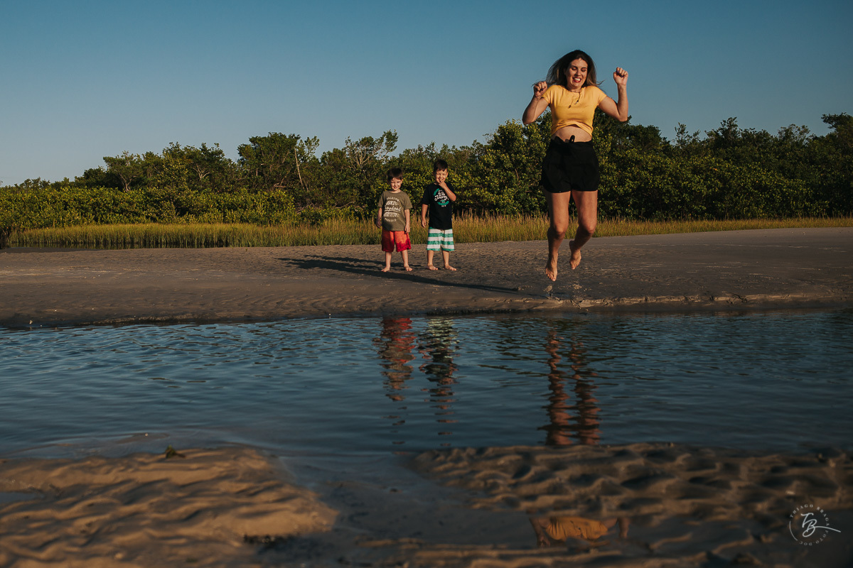 Ensaio lifestyle, fotografia da família Torrens, na praia da Daniela em Florianópolis-SC. Thiago Braga Fotografia 