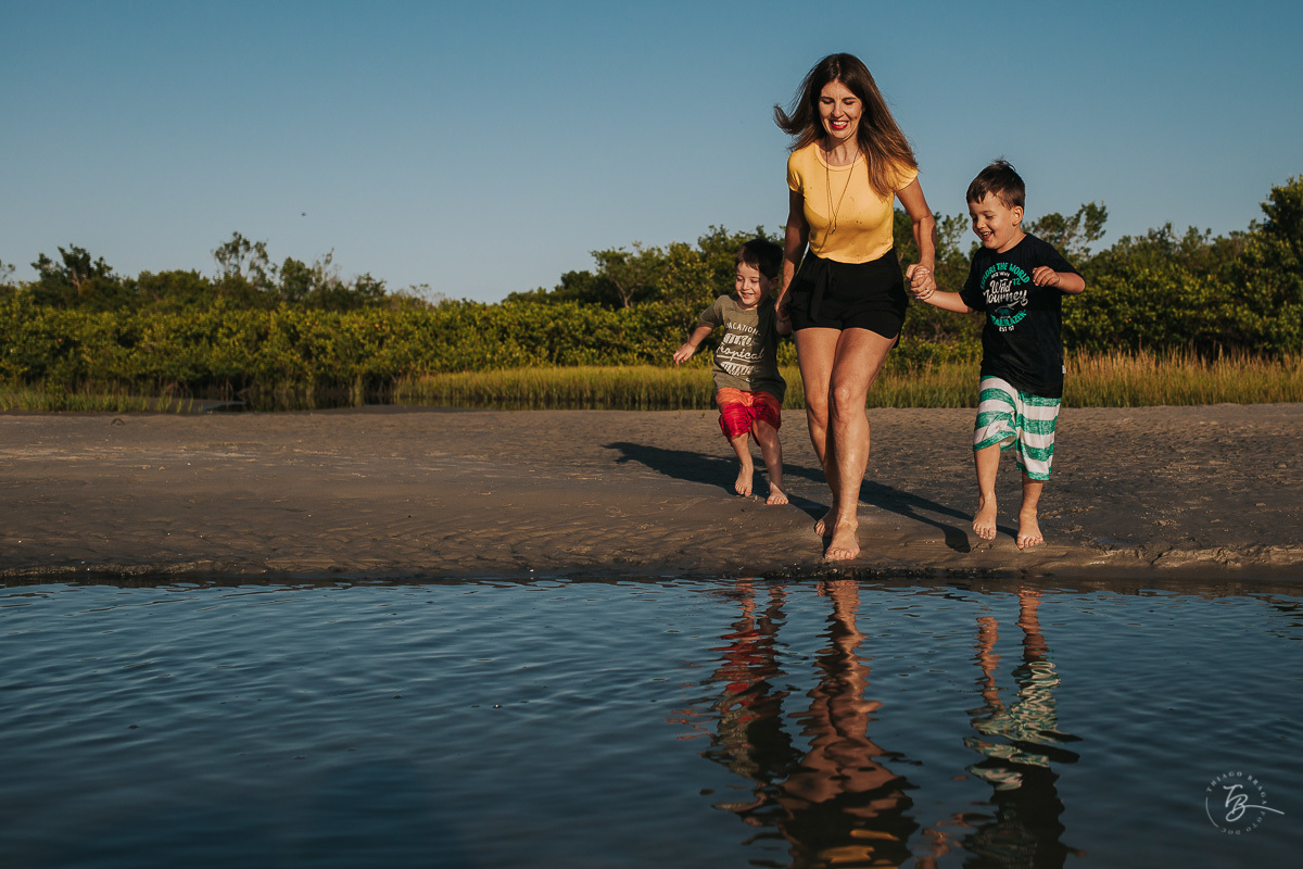 Ensaio lifestyle, fotografia da família Torrens, na praia da Daniela em Florianópolis-SC. Thiago Braga Fotografia 