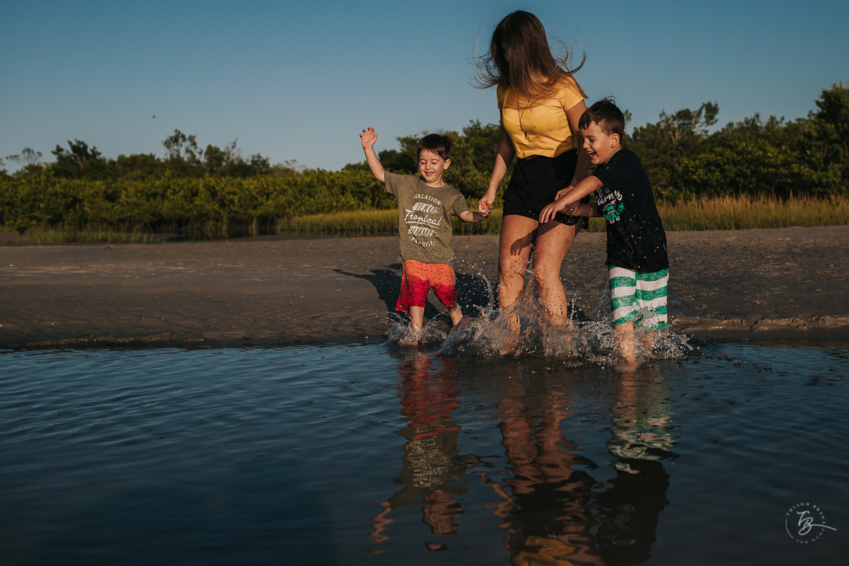 Ensaio lifestyle, fotografia da família Torrens, na praia da Daniela em Florianópolis-SC. Thiago Braga Fotografia 