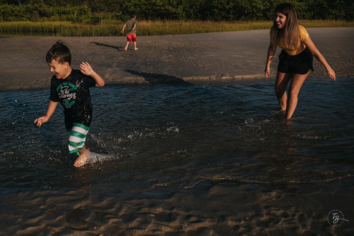 Ensaio lifestyle, fotografia da família Torrens, na praia da Daniela em Florianópolis-SC. Thiago Braga Fotografia 