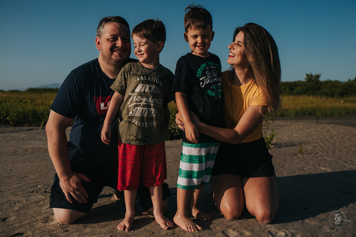 Ensaio lifestyle, fotografia da família Torrens, na praia da Daniela em Florianópolis-SC. Thiago Braga Fotografia 