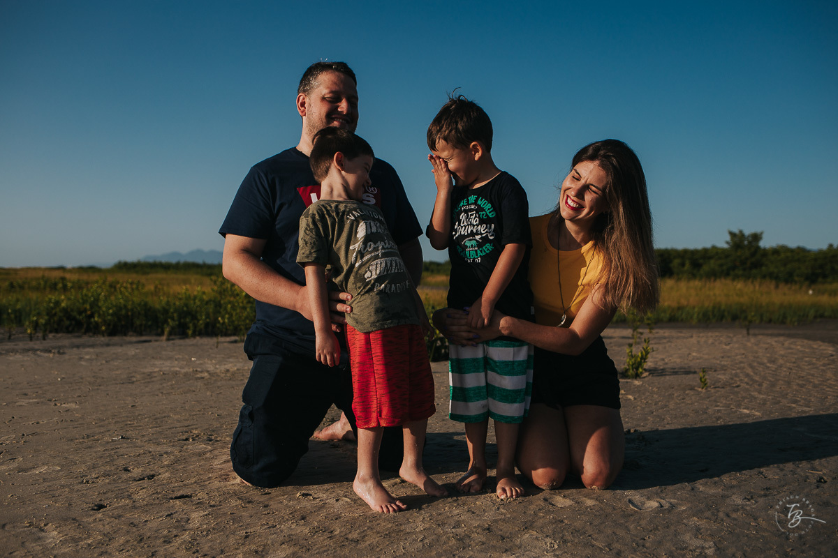 Ensaio lifestyle, fotografia da família Torrens, na praia da Daniela em Florianópolis-SC. Thiago Braga Fotografia 