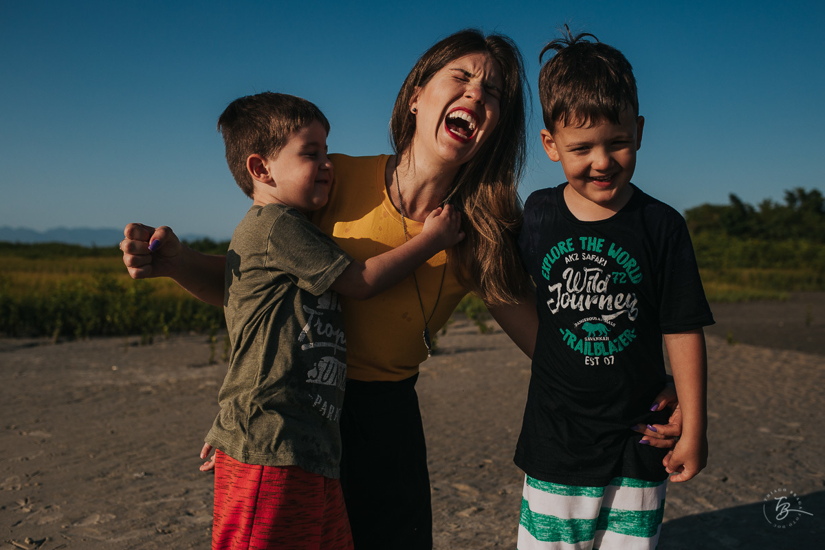 Ensaio lifestyle, fotografia da família Torrens, na praia da Daniela em Florianópolis-SC. Thiago Braga Fotografia 