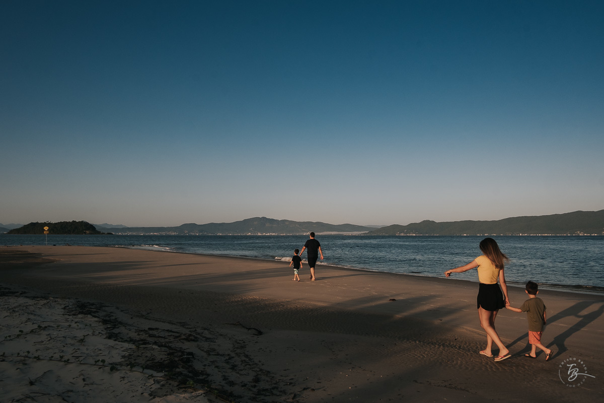 Ensaio lifestyle, fotografia da família Torrens, na praia da Daniela em Florianópolis-SC. Thiago Braga Fotografia 