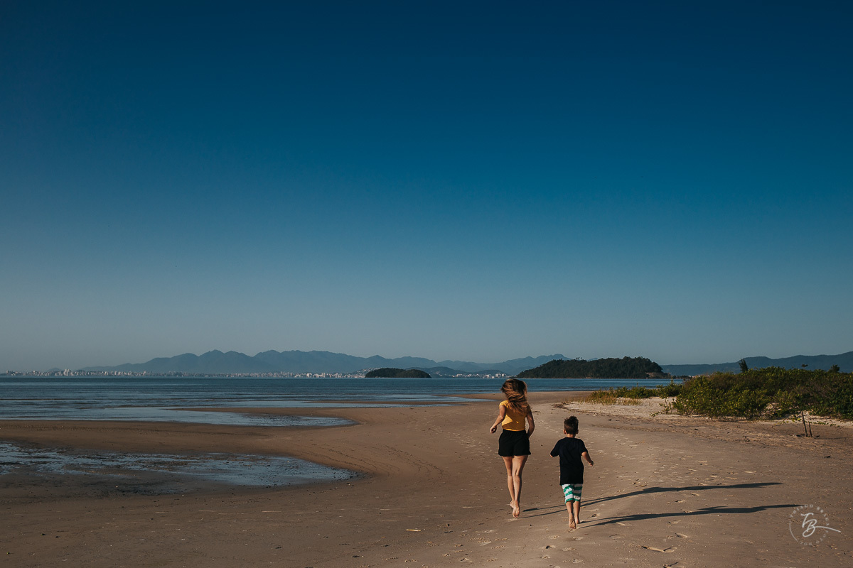 Ensaio lifestyle, fotografia da família Torrens, na praia da Daniela em Florianópolis-SC. Thiago Braga Fotografia 