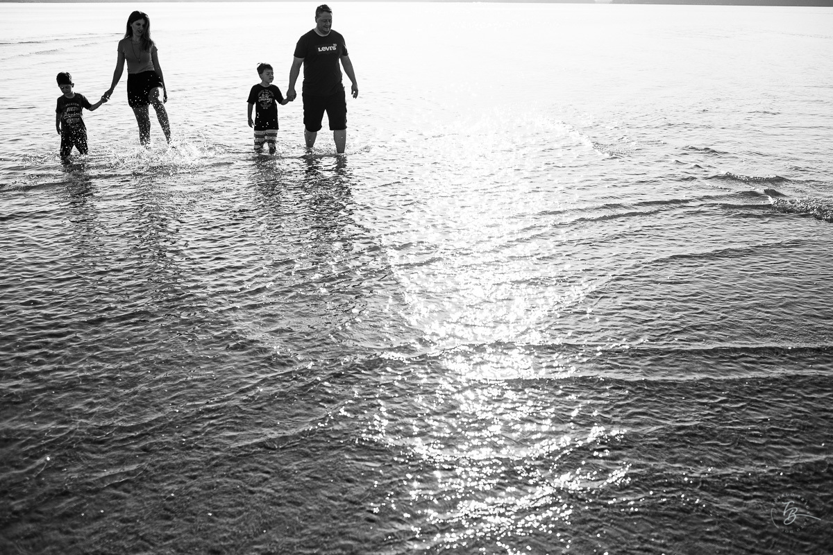 Ensaio lifestyle, fotografia da família Torrens, na praia da Daniela em Florianópolis-SC. Thiago Braga Fotografia 