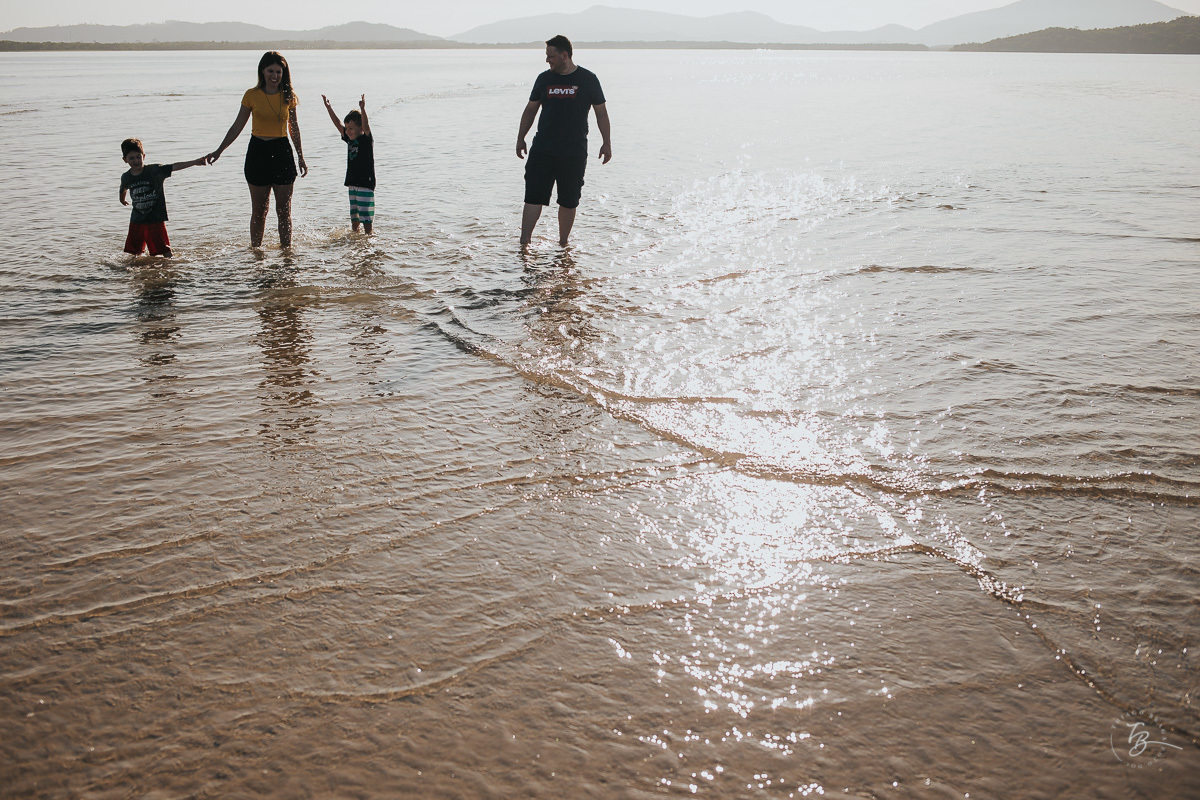 Ensaio lifestyle, fotografia da família Torrens, na praia da Daniela em Florianópolis-SC. Thiago Braga Fotografia 