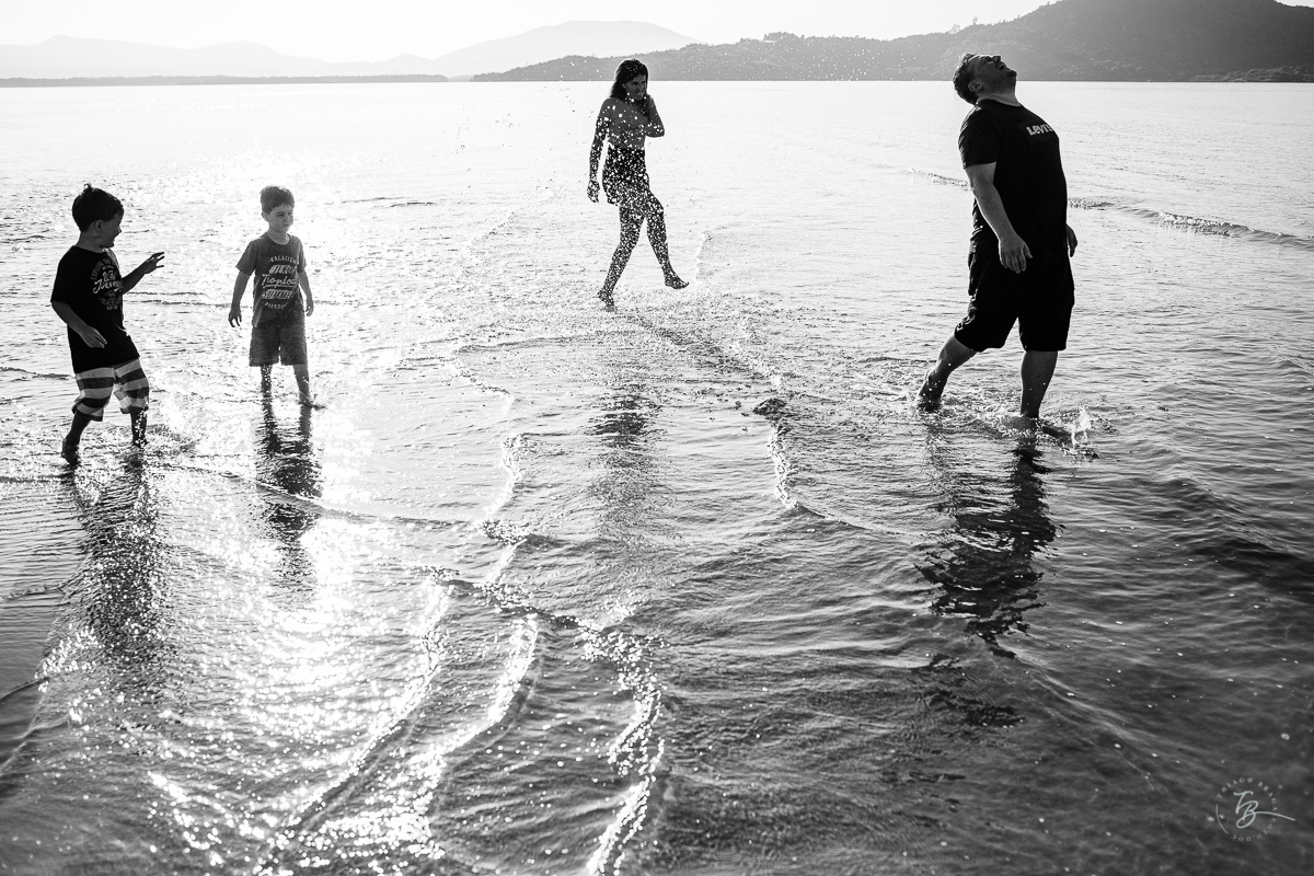 Ensaio lifestyle, fotografia da família Torrens, na praia da Daniela em Florianópolis-SC. Thiago Braga Fotografia 