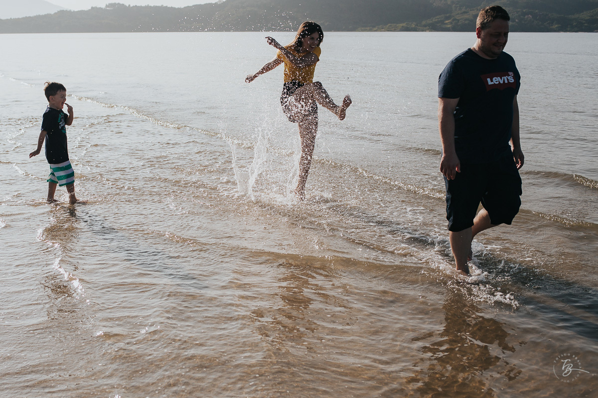 Ensaio lifestyle, fotografia da família Torrens, na praia da Daniela em Florianópolis-SC. Thiago Braga Fotografia 