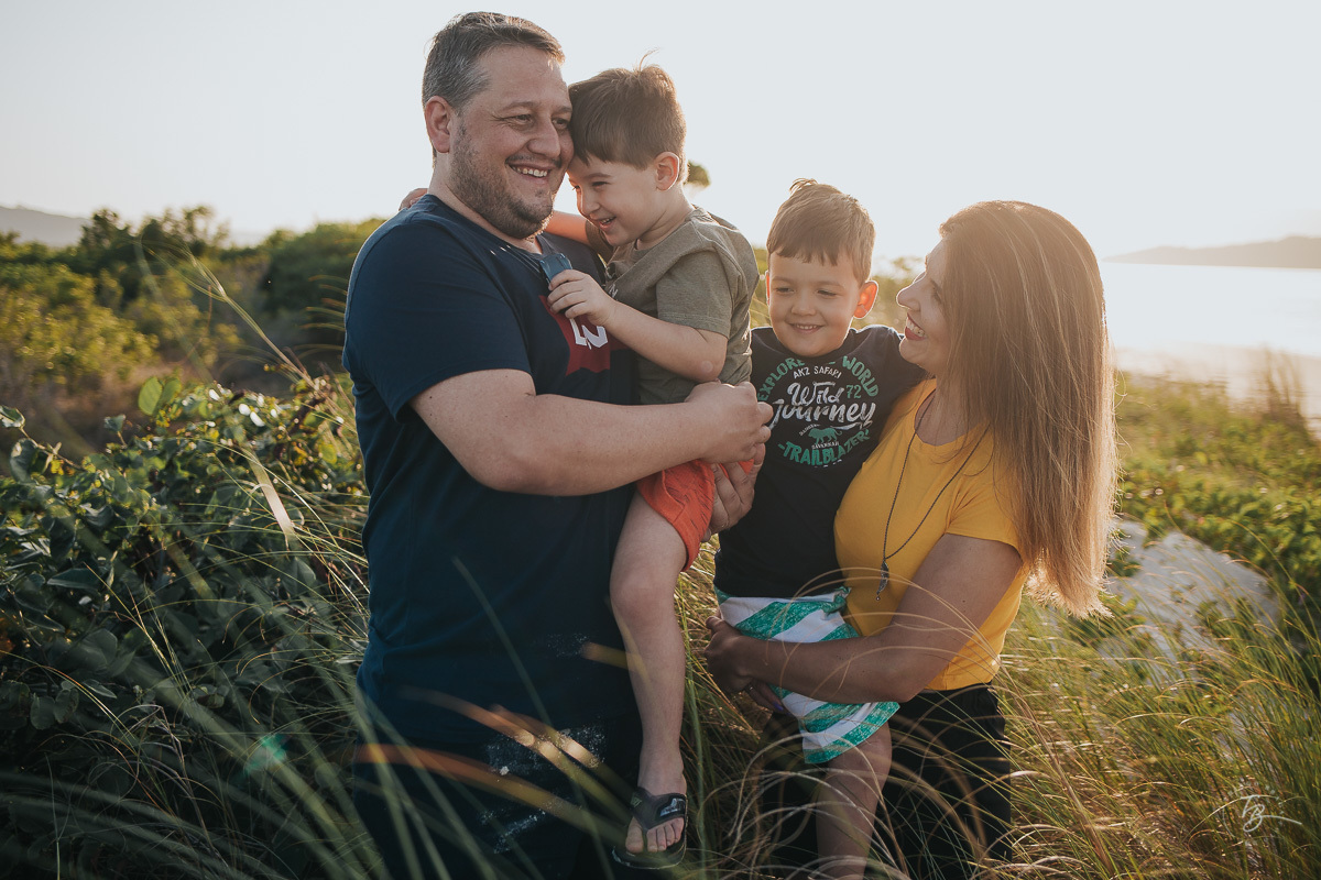 Ensaio lifestyle, fotografia da família Torrens, na praia da Daniela em Florianópolis-SC. Thiago Braga Fotografia 