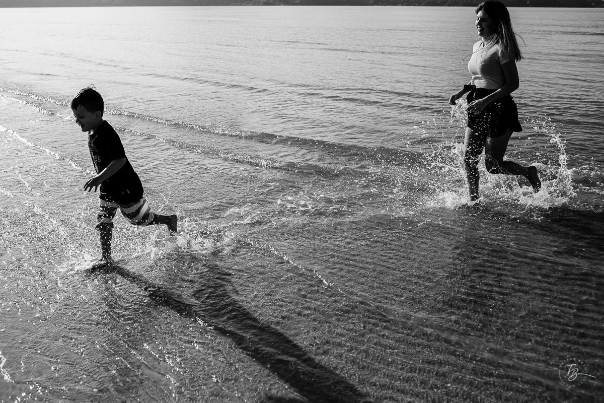 Ensaio lifestyle, fotografia da família Torrens, na praia da Daniela em Florianópolis-SC. Thiago Braga Fotografia 