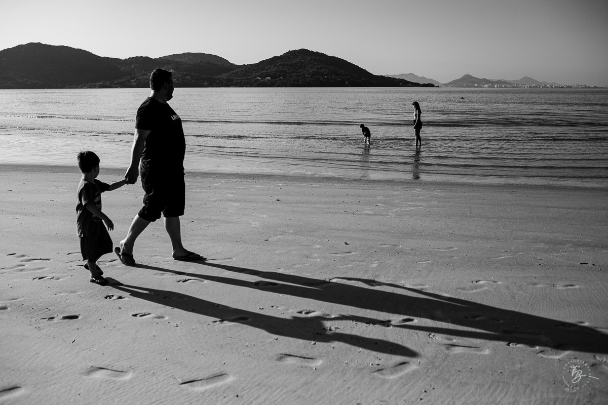 Ensaio lifestyle, fotografia da família Torrens, na praia da Daniela em Florianópolis-SC. Thiago Braga Fotografia 