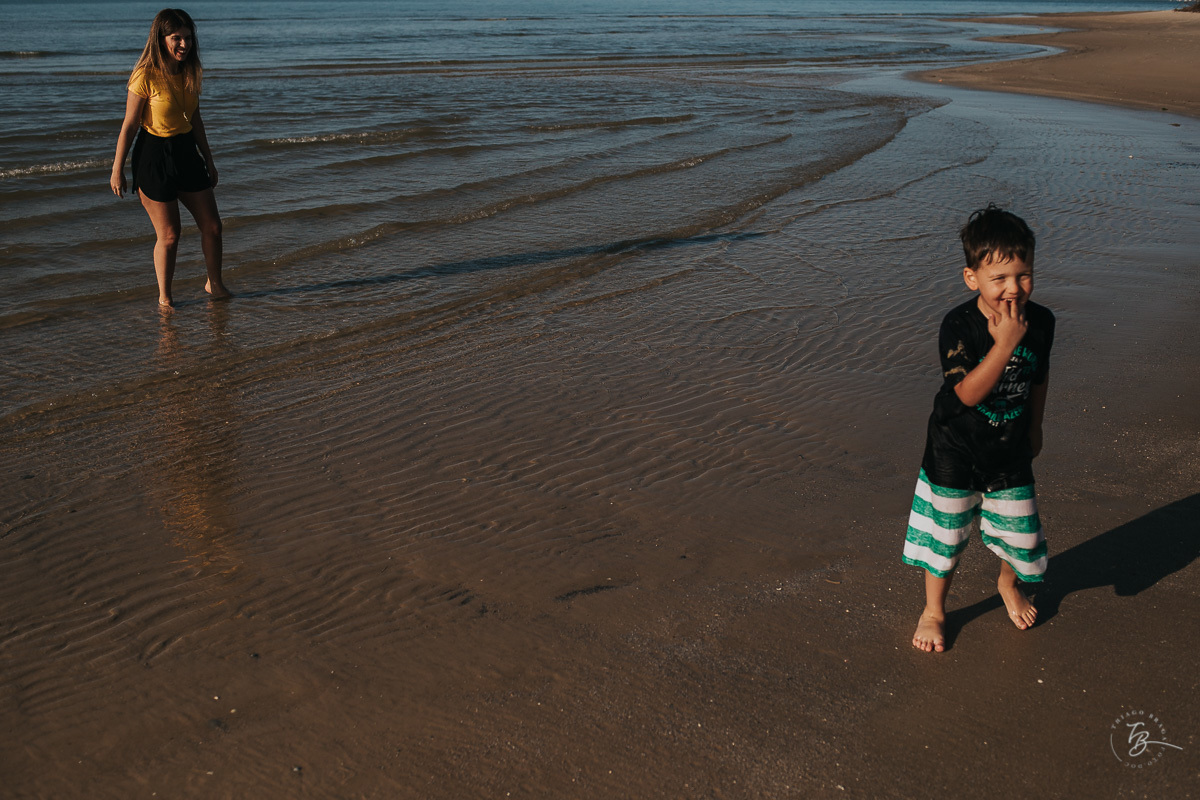 Ensaio lifestyle, fotografia da família Torrens, na praia da Daniela em Florianópolis-SC. Thiago Braga Fotografia 