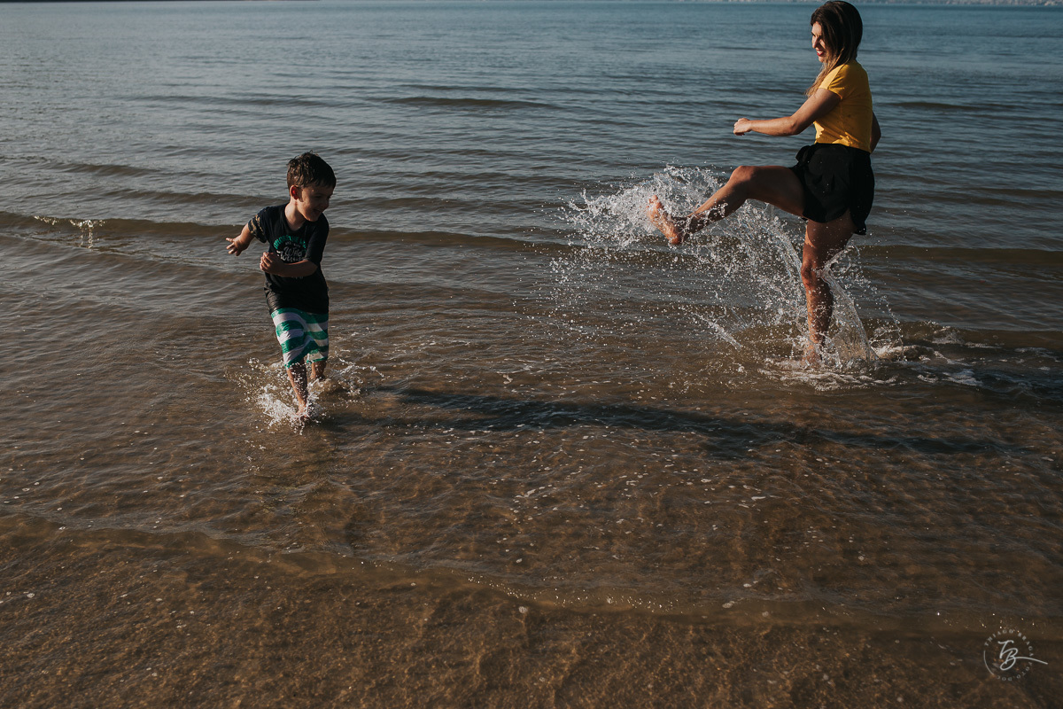Ensaio lifestyle, fotografia da família Torrens, na praia da Daniela em Florianópolis-SC. Thiago Braga Fotografia 