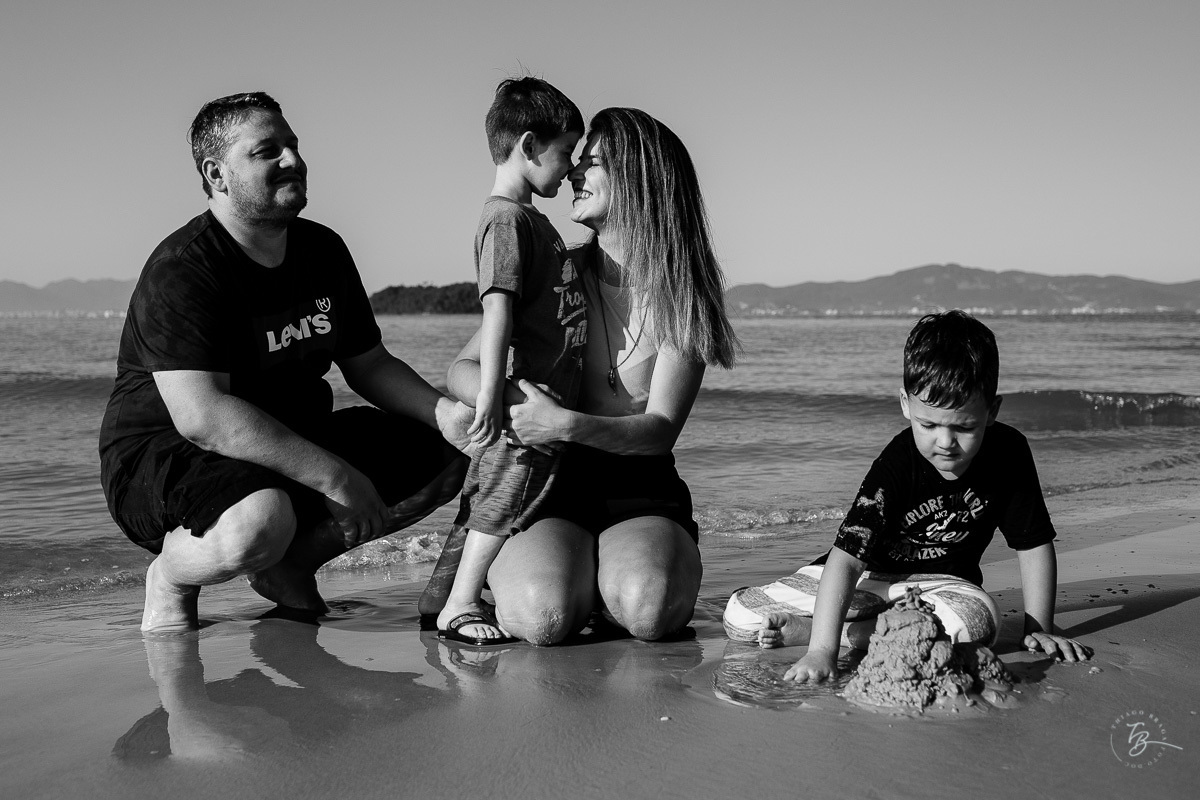 Ensaio lifestyle, fotografia da família Torrens, na praia da Daniela em Florianópolis-SC. Thiago Braga Fotografia 
