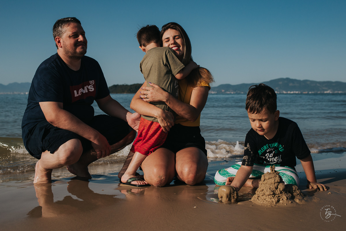 Ensaio lifestyle, fotografia da família Torrens, na praia da Daniela em Florianópolis-SC. Thiago Braga Fotografia 