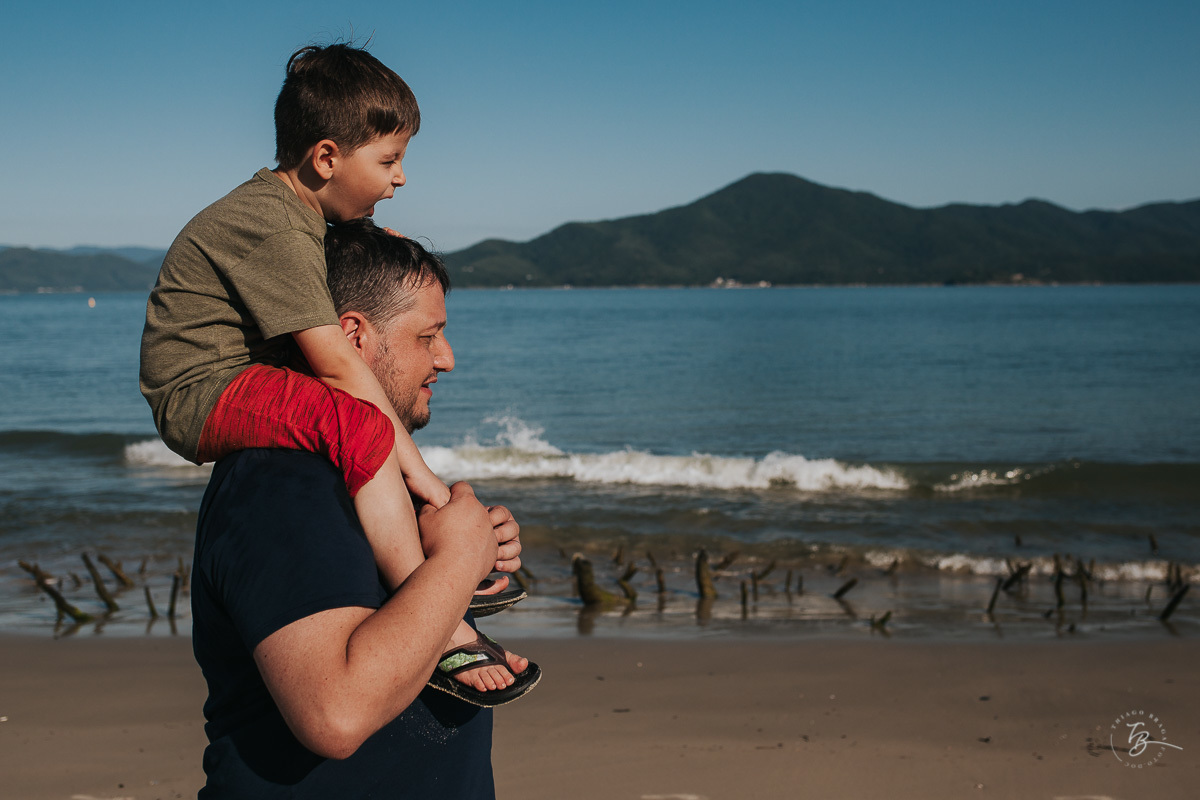 Ensaio lifestyle, fotografia da família Torrens, na praia da Daniela em Florianópolis-SC. Thiago Braga Fotografia 