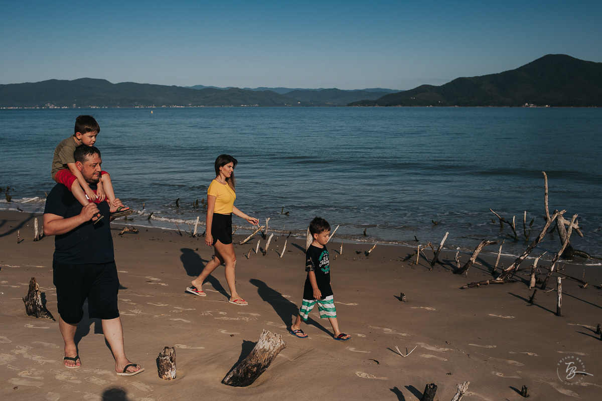 Ensaio lifestyle, fotografia da família Torrens, na praia da Daniela em Florianópolis-SC. Thiago Braga Fotografia 