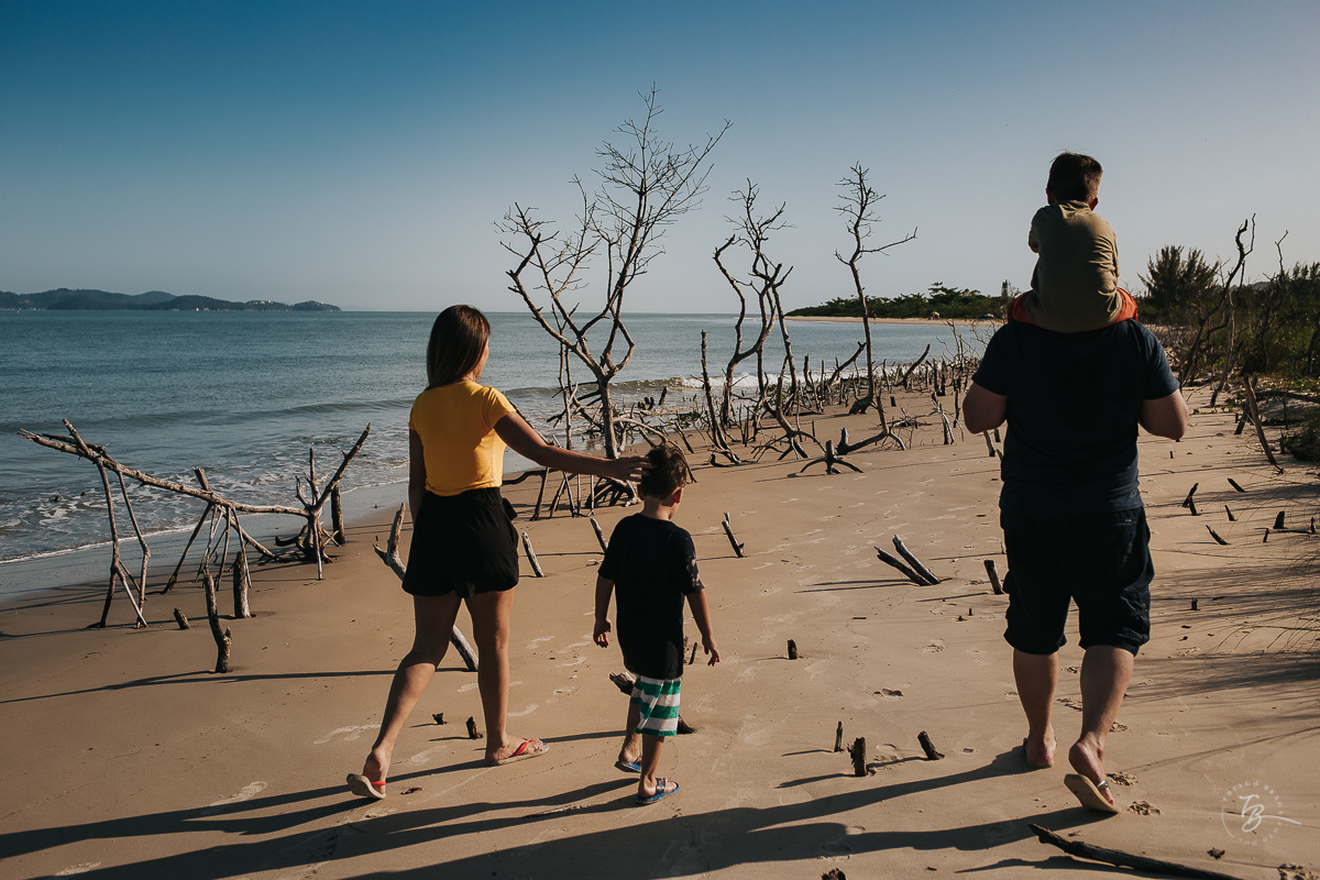 Ensaio lifestyle, fotografia da família Torrens, na praia da Daniela em Florianópolis-SC. Thiago Braga Fotografia 
