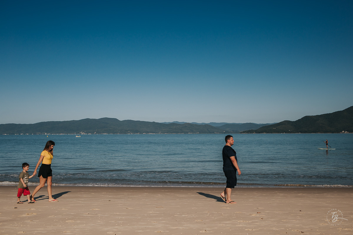 Ensaio lifestyle, fotografia da família Torrens, na praia da Daniela em Florianópolis-SC. Thiago Braga Fotografia 