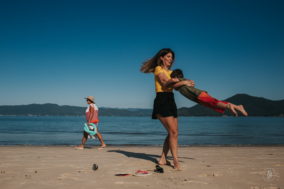 Ensaio lifestyle, fotografia da família Torrens, na praia da Daniela em Florianópolis-SC. Thiago Braga Fotografia 