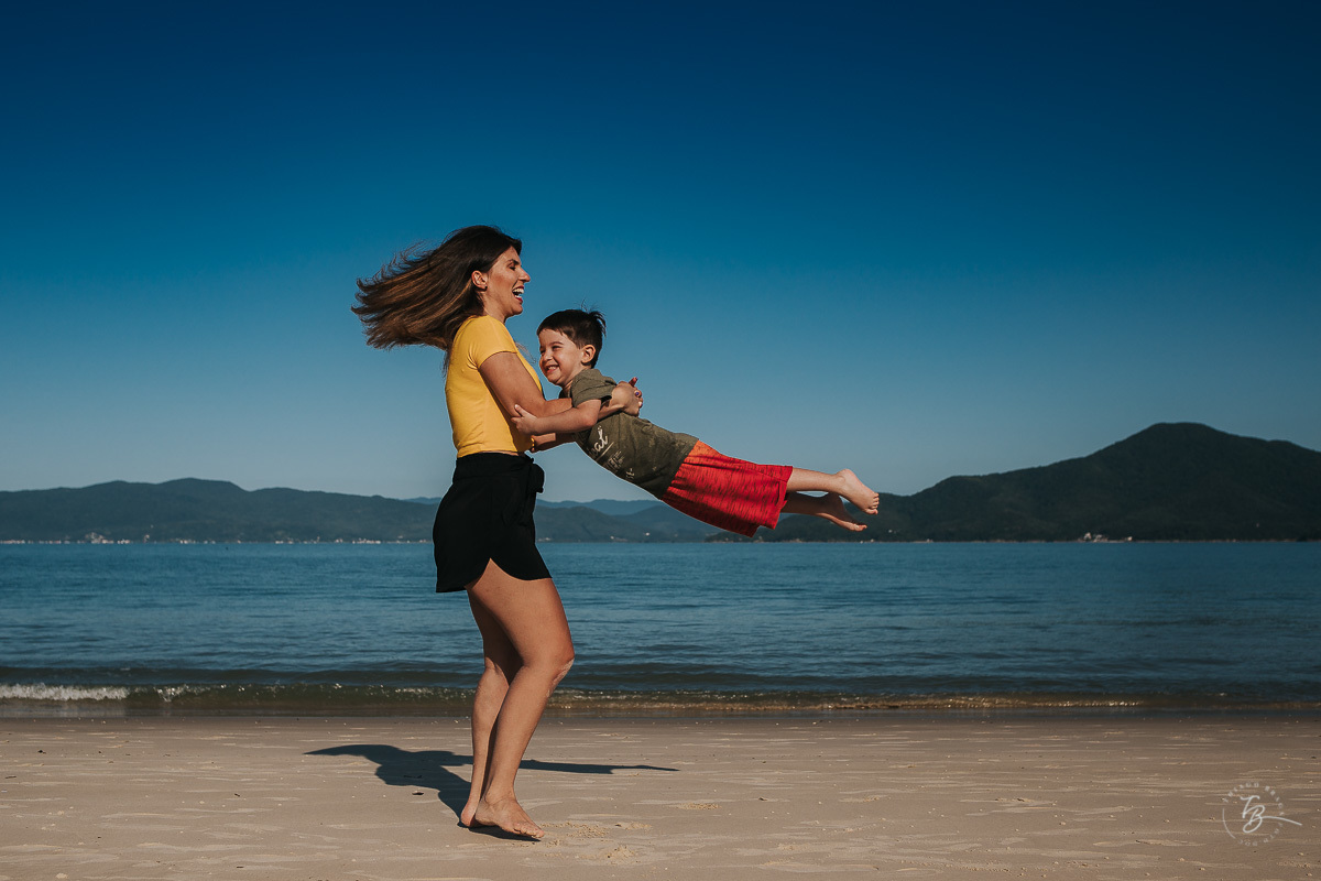 Ensaio lifestyle, fotografia da família Torrens, na praia da Daniela em Florianópolis-SC. Thiago Braga Fotografia 