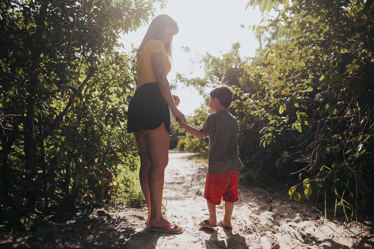 Ensaio lifestyle, fotografia da família Torrens, na praia da Daniela em Florianópolis-SC. Thiago Braga Fotografia 
