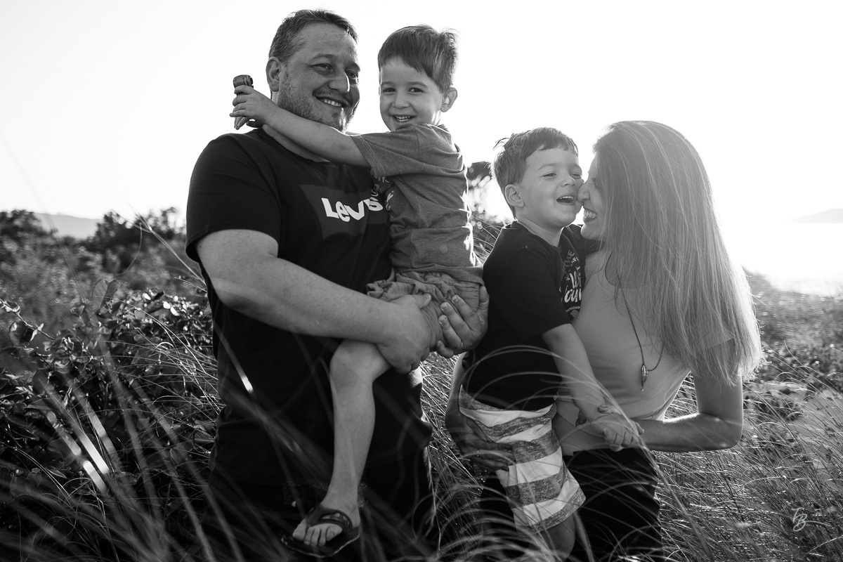 Ensaio lifestyle, fotografia da família Torrens, na praia da Daniela em Florianópolis-SC. Thiago Braga Fotografia 