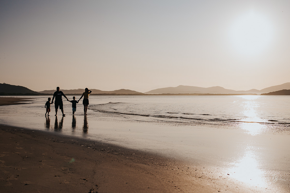 Ensaio lifestyle, fotografia da família Torrens, na praia da Daniela em Florianópolis-SC. Thiago Braga Fotografia 