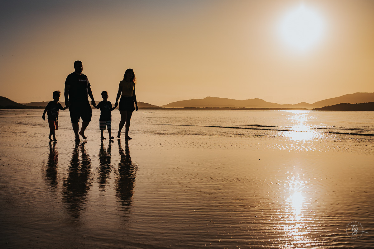 Ensaio lifestyle, fotografia da família Torrens, na praia da Daniela em Florianópolis-SC. Thiago Braga Fotografia 