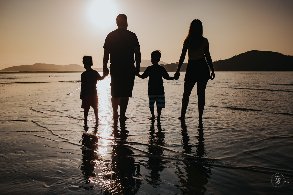 Ensaio lifestyle, fotografia da família Torrens, na praia da Daniela em Florianópolis-SC. Thiago Braga Fotografia 