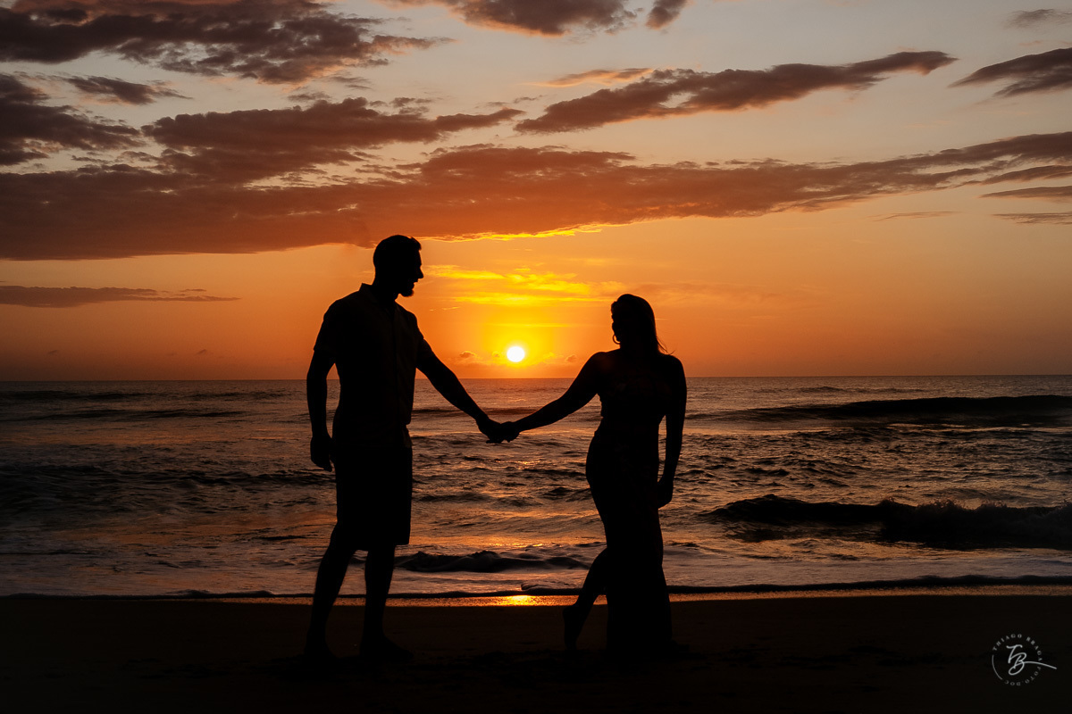 Fotografia de nascer do Sol, ensaio casal, praia do campeche em Florianópolis-SC.