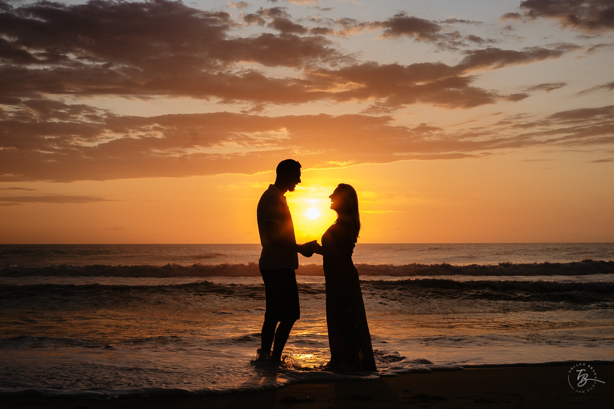 Fotografia de nascer do Sol, ensaio casal, praia do campeche em Florianópolis-SC.