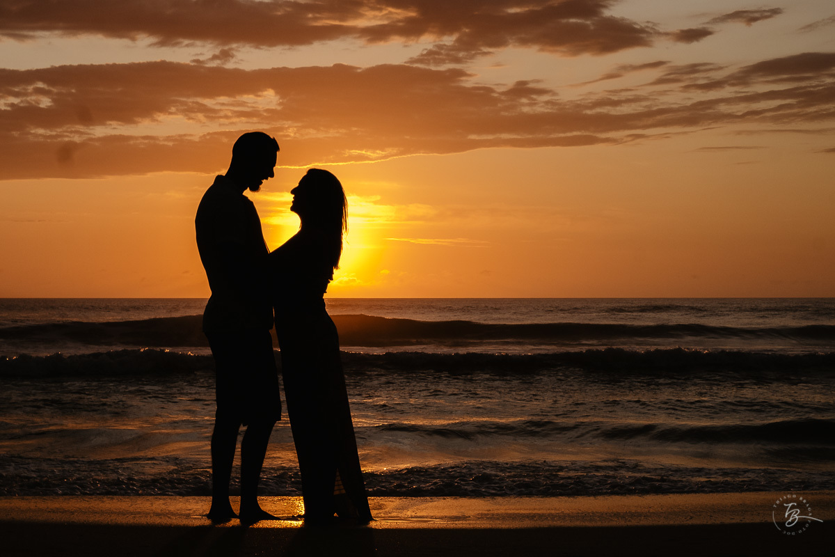 Fotografia de nascer do Sol, ensaio casal, praia do campeche em Florianópolis-SC.