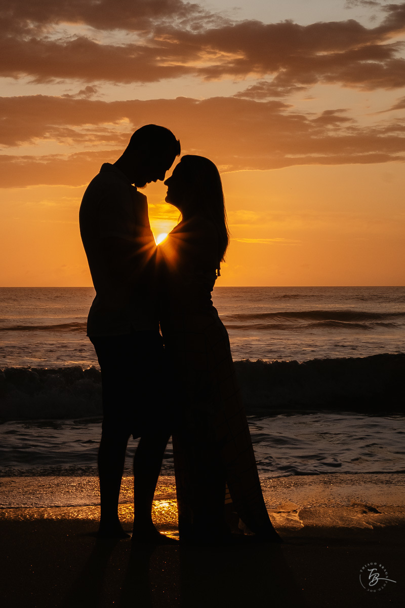 Fotografia de nascer do Sol, ensaio casal, praia do campeche em Florianópolis-SC.