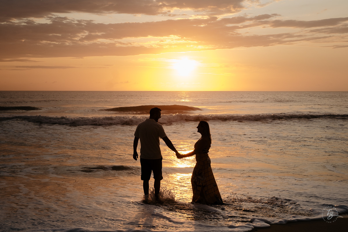 Fotografia de nascer do Sol, ensaio casal, praia do campeche em Florianópolis-SC.